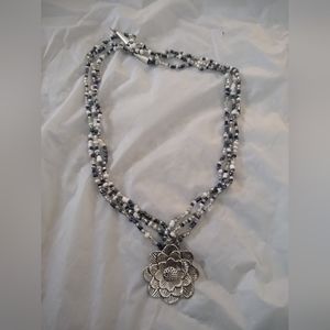 Blue and white flower pendant necklace
